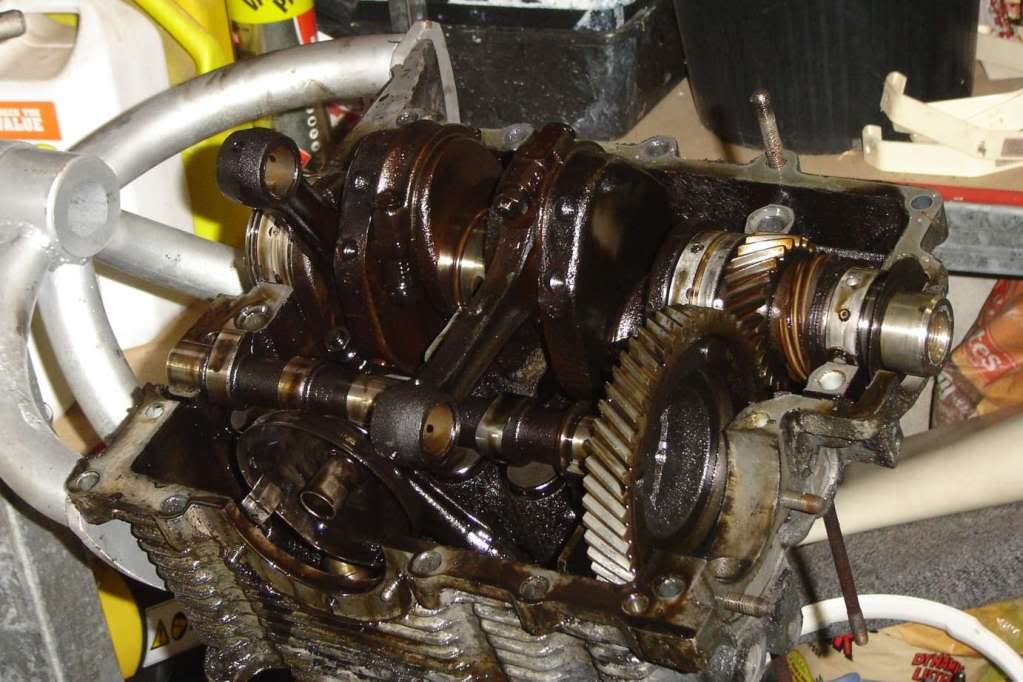 http://i1017.photobucket.com/albums/af296/craig179/Engine%20Pull%20down/whatsinside.jpg