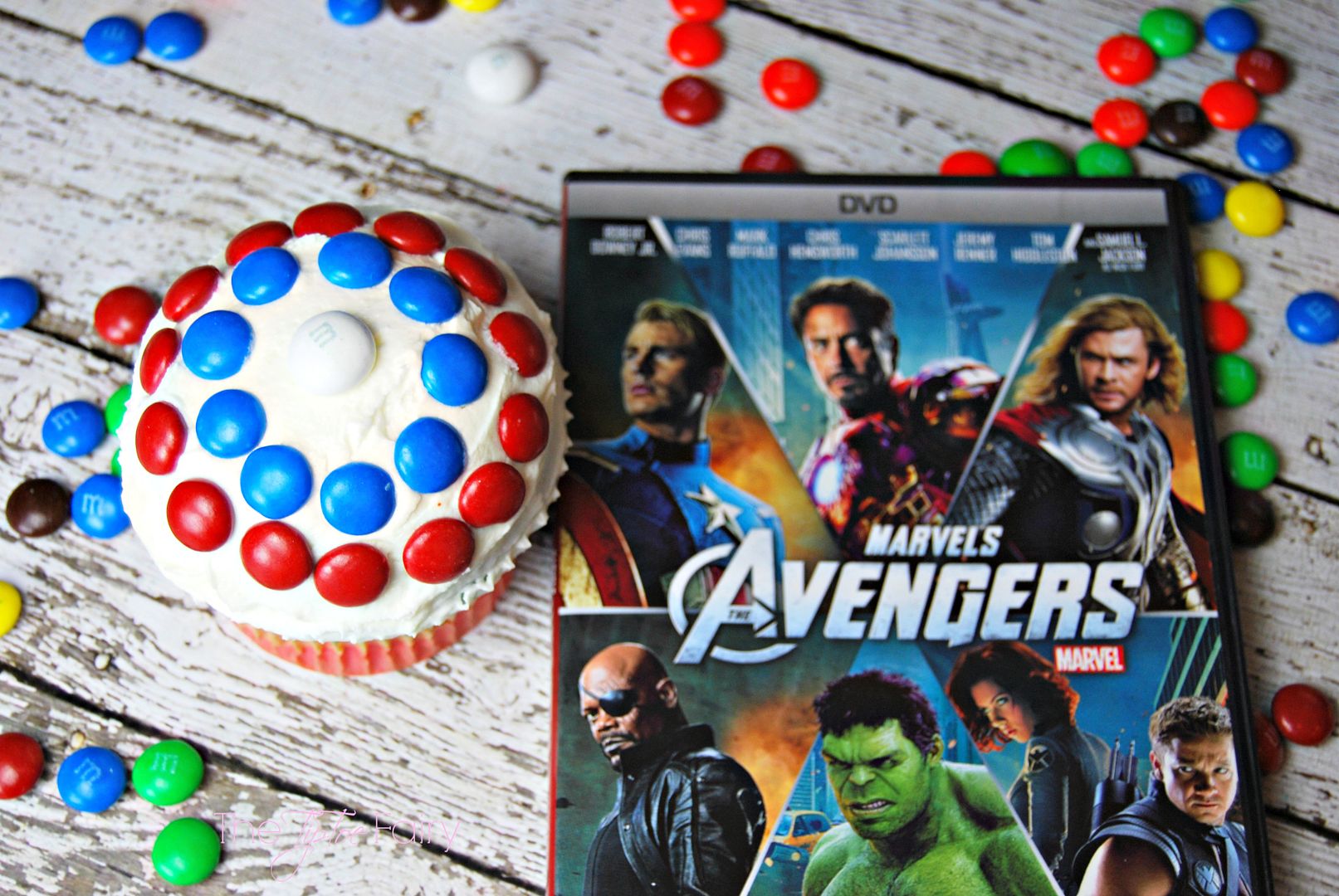 Captain America Cupcakes | The TipToe Fairy #HeroesEatMMs  #shop #cupcakes #captainamerica #superheroes