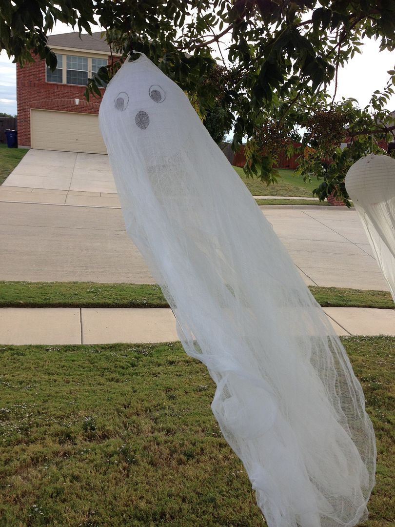 DIY Halloween: Spooky Flying Ghosts | The TipToe Fairy #halloween #halloweendecorations #halloweenDIY #DIY