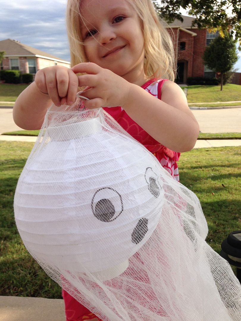 DIY Halloween: Spooky Flying Ghosts | The TipToe Fairy #halloween #halloweendecorations #halloweenDIY #DIY