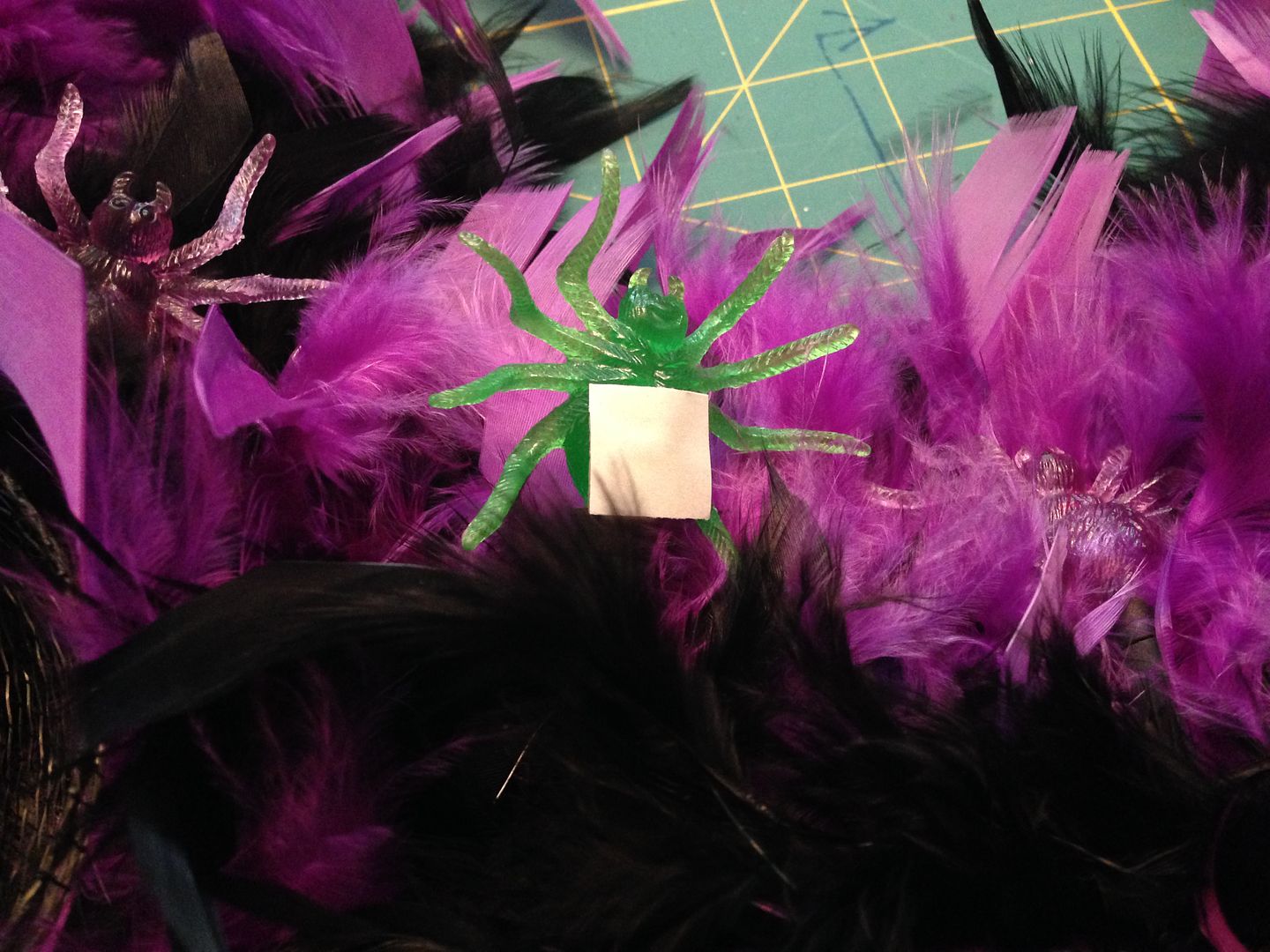 Halloween Glam Spider Wreath | The TipToe Fairy #halloweenglam #halloween #halloweendecor #halloweendecorations #wreathtutorial