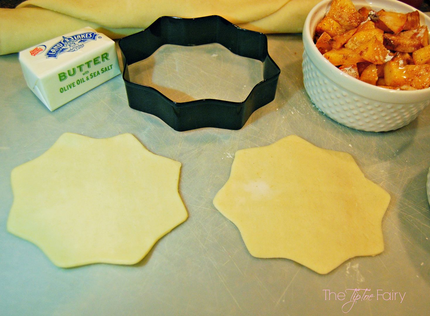 Make Spider Web Mini Peach Cobblers with spider web cookie cutters | The TipToeFairy #halloweentreats #halloweenrecipes #peachrecipes #peachcobbler